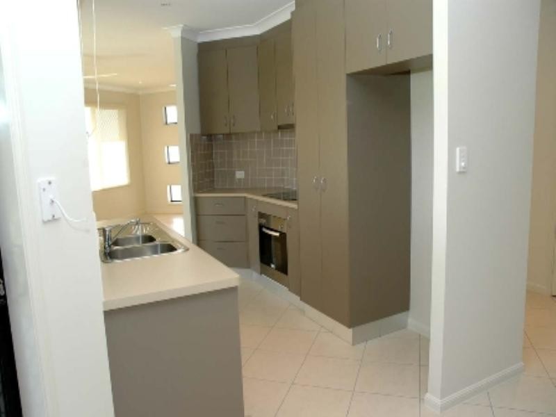 48 Hillock Crescent, Bushland Beach QLD 4818