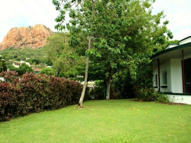 62 Paxton Street, North Ward QLD 4810