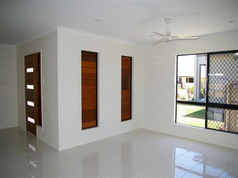 8 Sunrise Pocket FAIRFIELD WATERS, Idalia QLD 4811