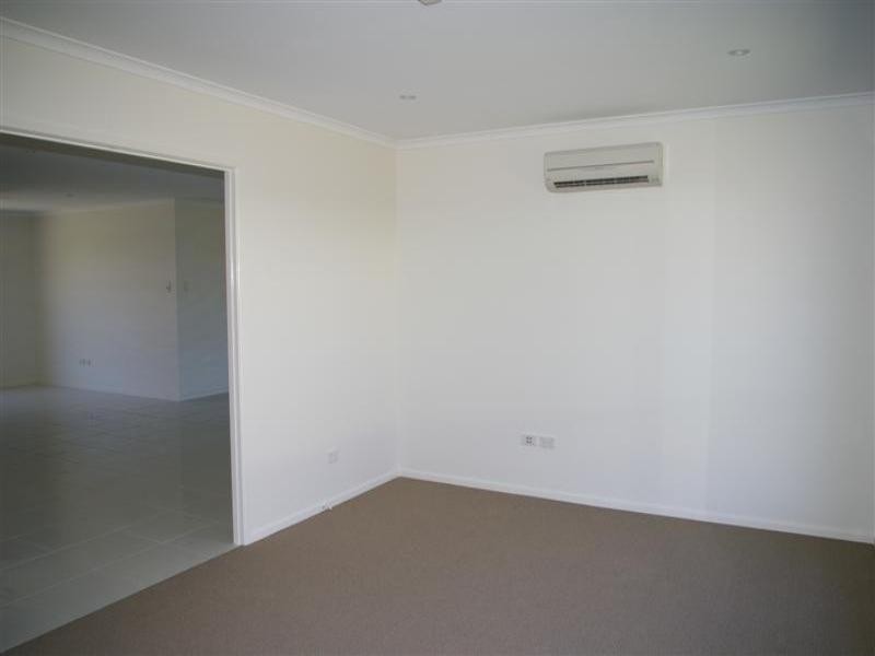 8 Sunrise Pocket FAIRFIELD WATERS, Idalia QLD 4811