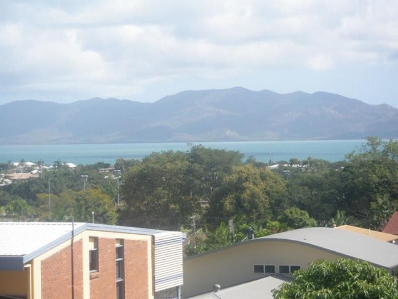 2/320 Stanley Street, North Ward QLD 4810