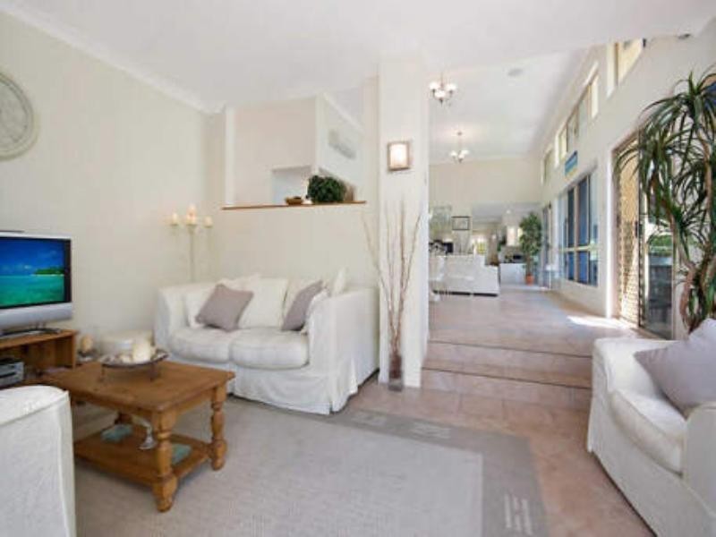 24 Jamaica Crescent, Bushland Beach QLD 4818