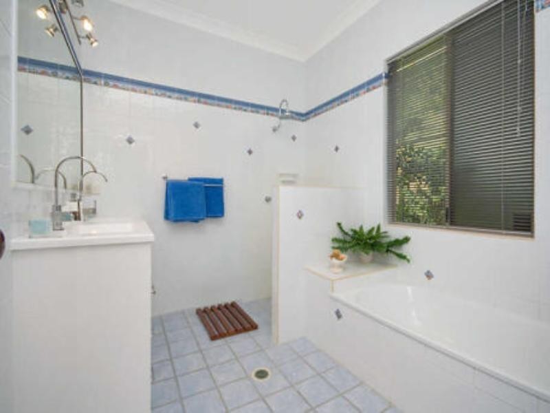 24 Jamaica Crescent, Bushland Beach QLD 4818