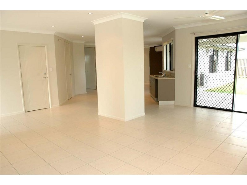 48 Hillock Crescent, Bushland Beach QLD 4818