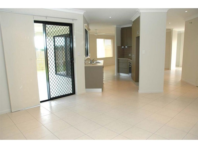 48 Hillock Crescent, Bushland Beach QLD 4818