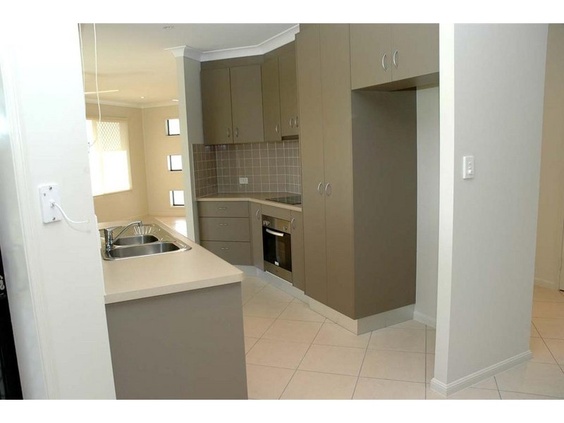 48 Hillock Crescent, Bushland Beach QLD 4818