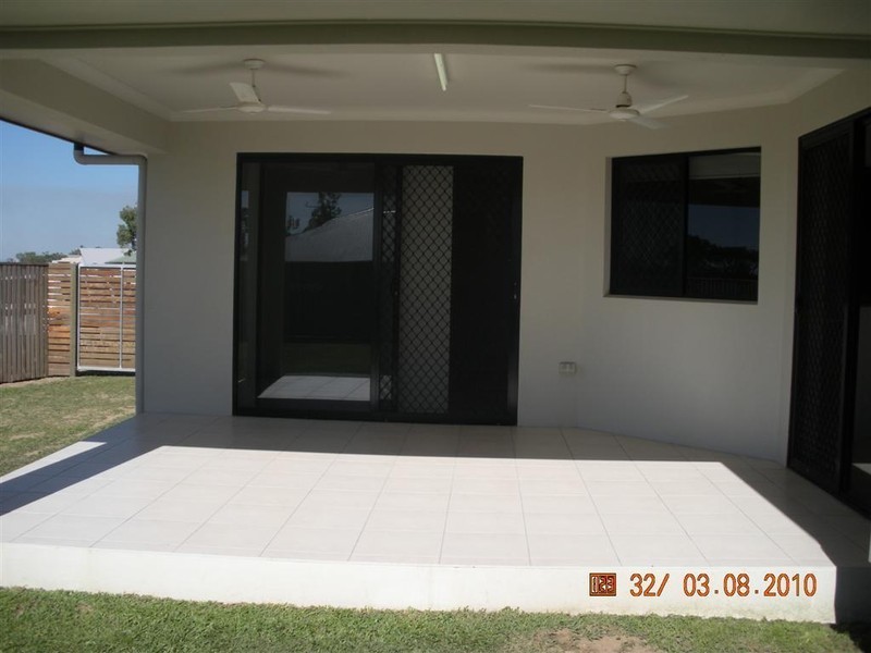 48 Hillock Crescent, Bushland Beach QLD 4818