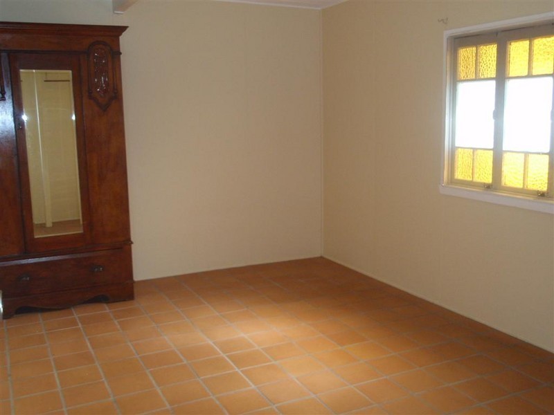 5 Castling Street, West End QLD 4810