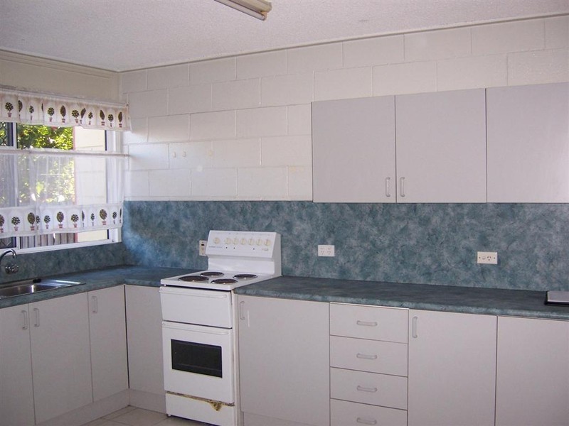 2/174 Harold Street, West End QLD 4810