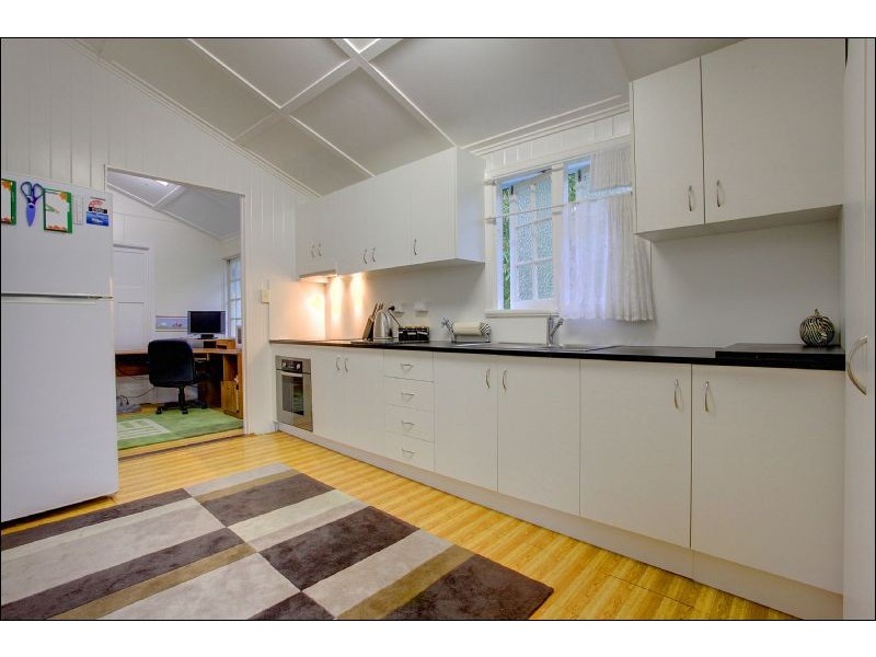 8 Ahearne Street, Hermit Park QLD 4812