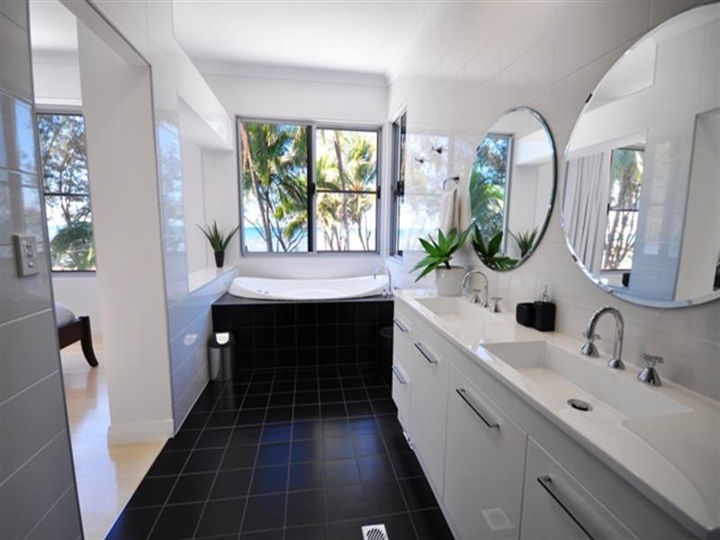 4 Reef Street, Saunders Beach QLD 4818