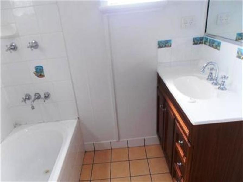 8 Jermyn Street, Hyde Park QLD 4812