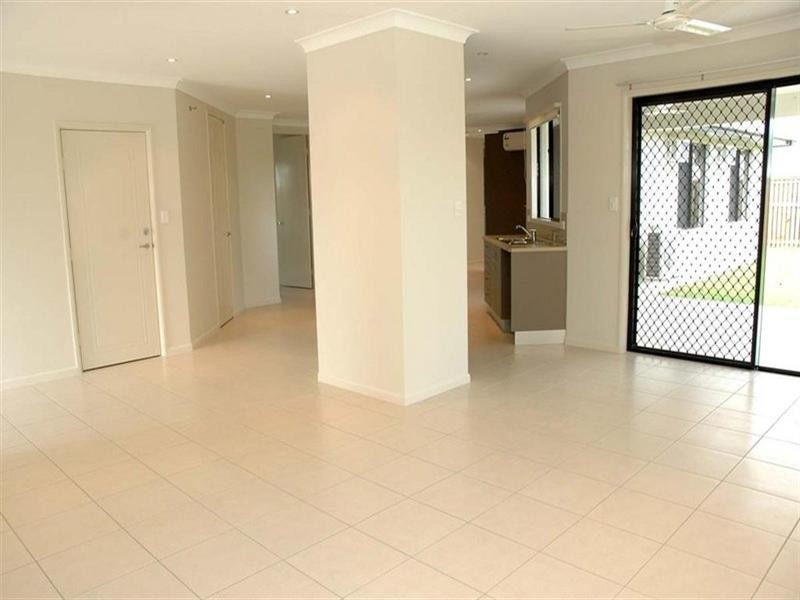 48 Hillock Crescent, Bushland Beach QLD 4818