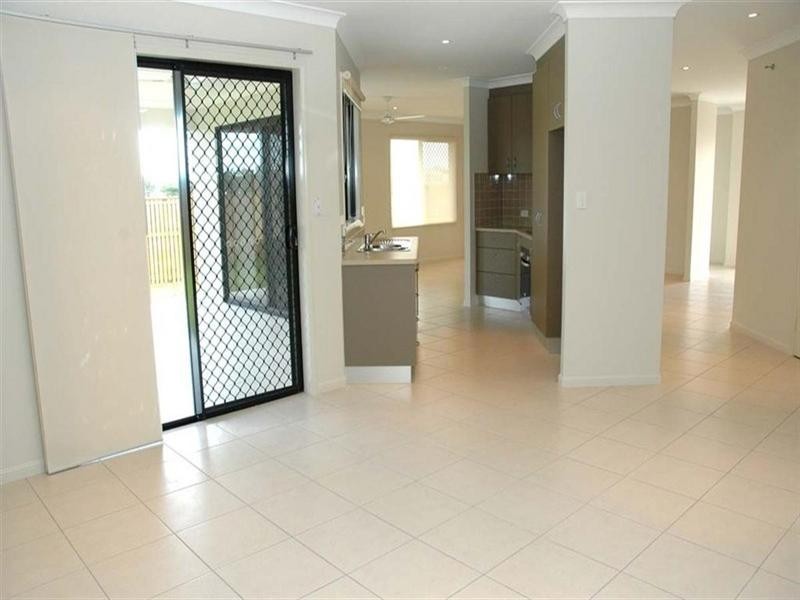 48 Hillock Crescent, Bushland Beach QLD 4818