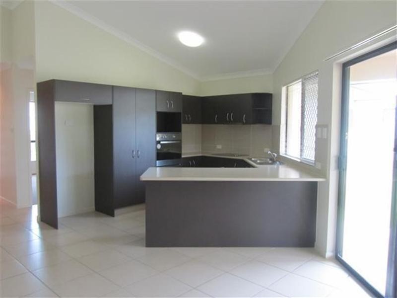 8 Browning Street, Mount Louisa QLD 4814