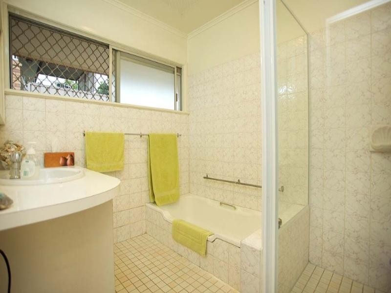 2 Cresthaven Drive, Mansfield QLD 4122