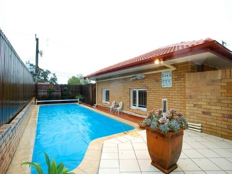 2 Cresthaven Drive, Mansfield QLD 4122