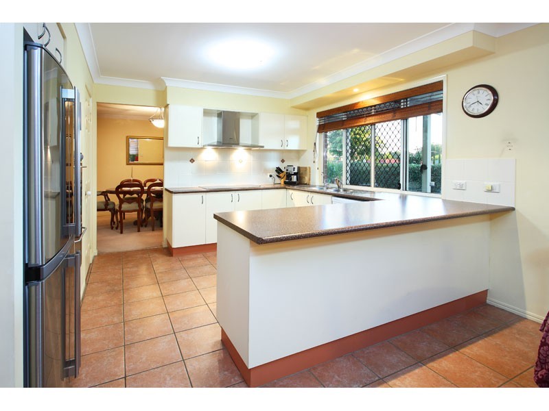 2 Mansfield Place, Mansfield QLD 4122