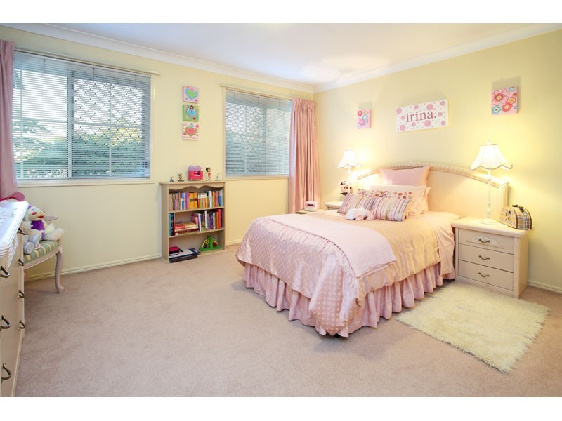 2 Mansfield Place, Mansfield QLD 4122