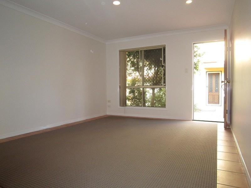 2/30-32 Iris Street, Holland Park West QLD 4121