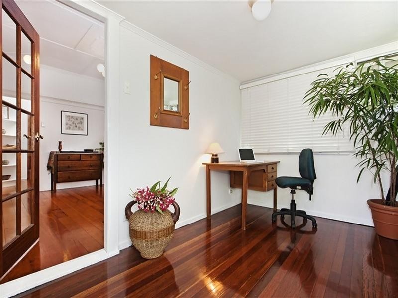 7 Gower Street, Holland Park West QLD 4121