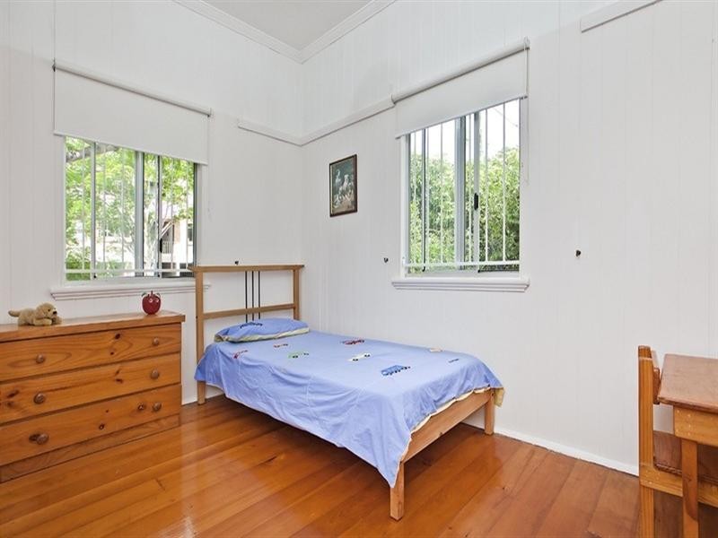 7 Gower Street, Holland Park West QLD 4121