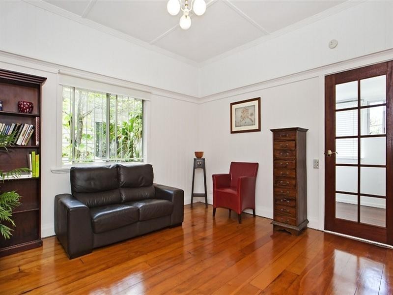 7 Gower Street, Holland Park West QLD 4121