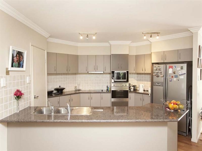 32 David Road, Holland Park QLD 4121