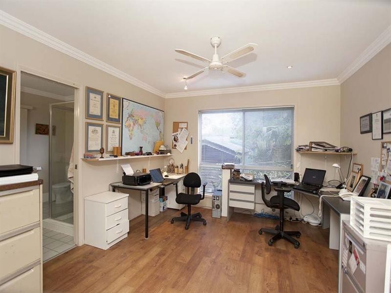 32 David Road, Holland Park QLD 4121