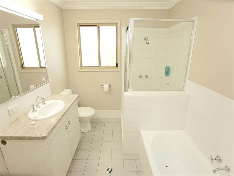 32 David Road, Holland Park QLD 4121