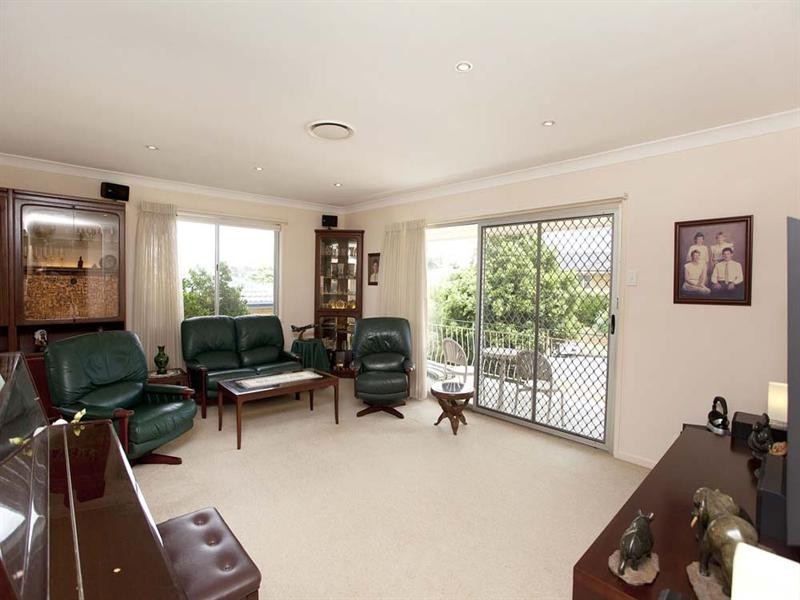 6 Menkira Street, Mansfield QLD 4122