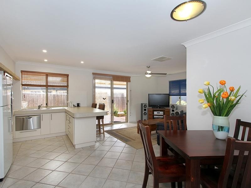 10 Manoora Place, Kenwick WA 6107