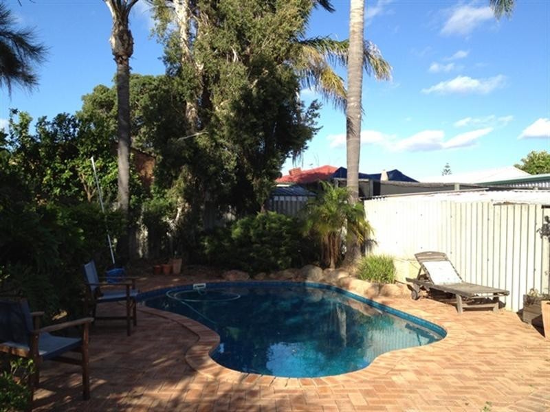 42 Murdoch Drive, Thornlie WA 6108