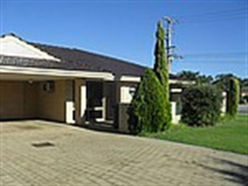 1/1 Chesterton Drive, Thornlie WA 6108