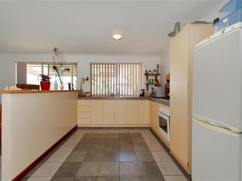 35 Lansing Street, Queens Park WA 6107