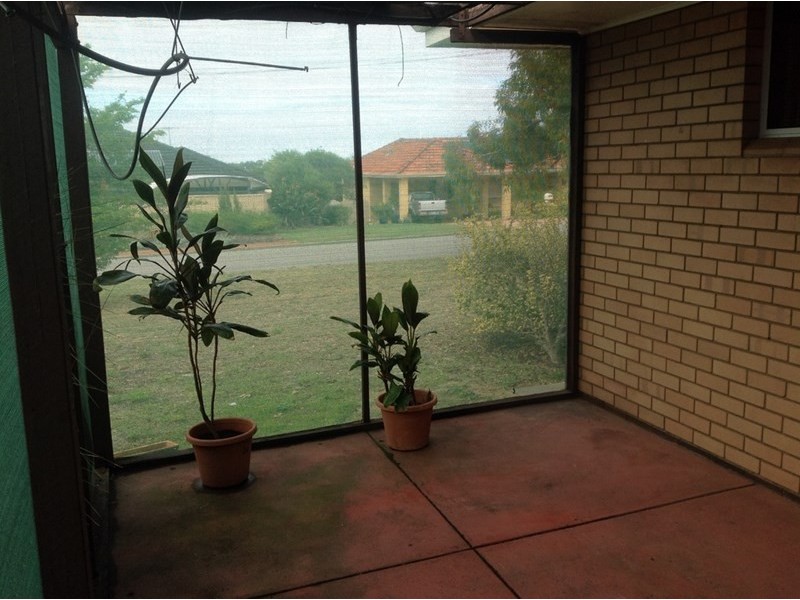 77 Redwood Crescent, Melville WA 6156