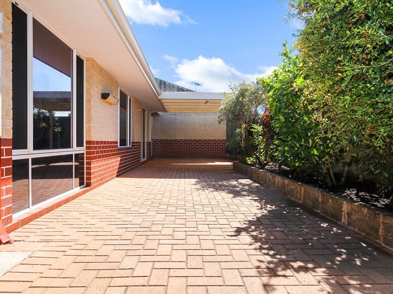 32 Towncentre Drive, Thornlie WA 6108