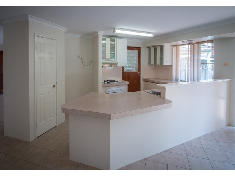 8 Oriole Way, Thornlie WA 6108