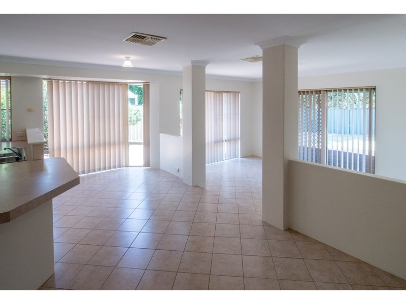 8 Oriole Way, Thornlie WA 6108
