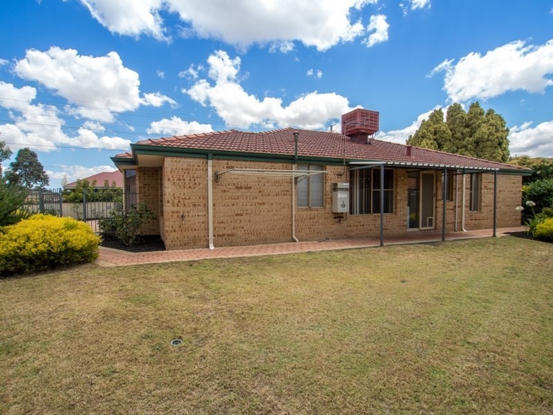 8 Oriole Way, Thornlie WA 6108