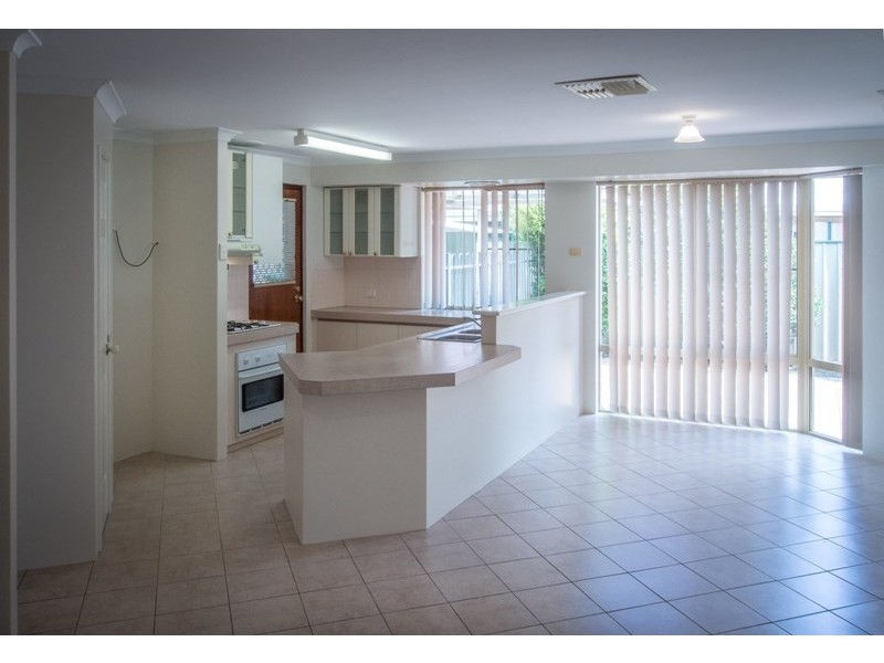 8 Oriole Way, Thornlie WA 6108