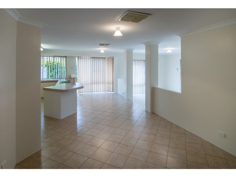 8 Oriole Way, Thornlie WA 6108