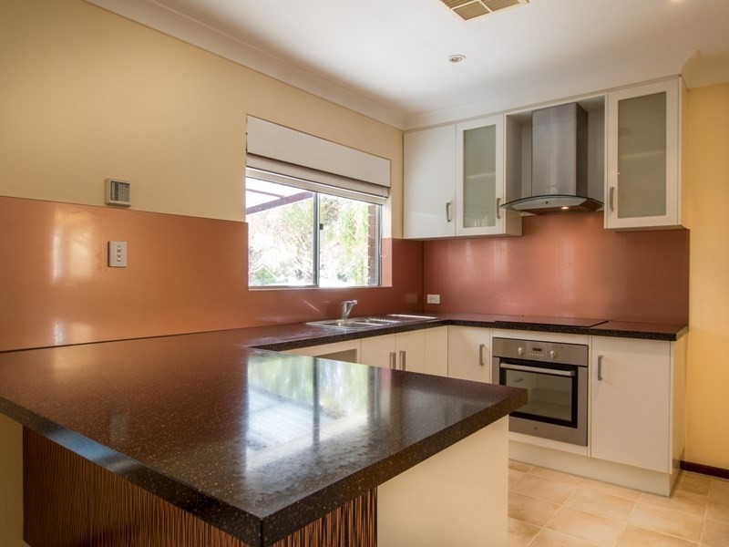 20 Huxley Court, Camillo WA 6111