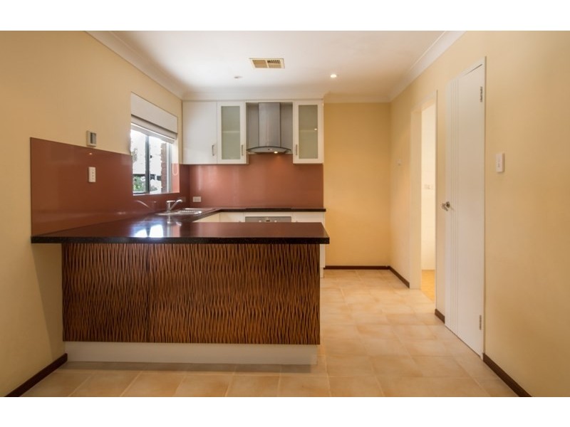 20 Huxley Court, Camillo WA 6111