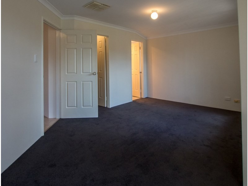 8 Oriole Way, Thornlie WA 6108