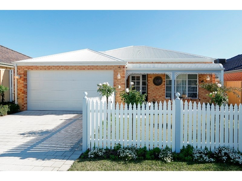 4 Strathmore Lane, Thornlie WA 6108