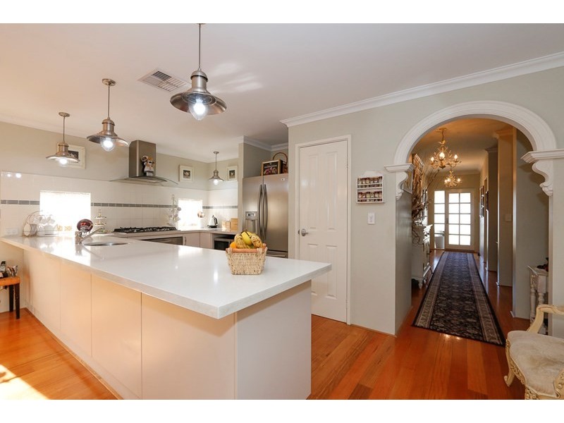 4 Strathmore Lane, Thornlie WA 6108
