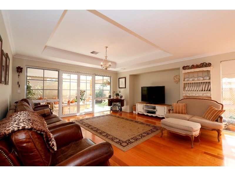 4 Strathmore Lane, Thornlie WA 6108