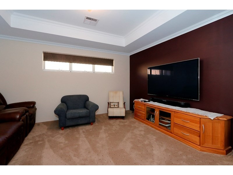 4 Strathmore Lane, Thornlie WA 6108