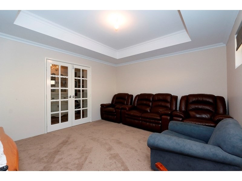 4 Strathmore Lane, Thornlie WA 6108
